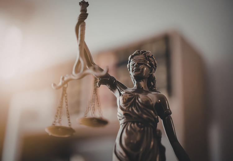 law balancing statue woman
